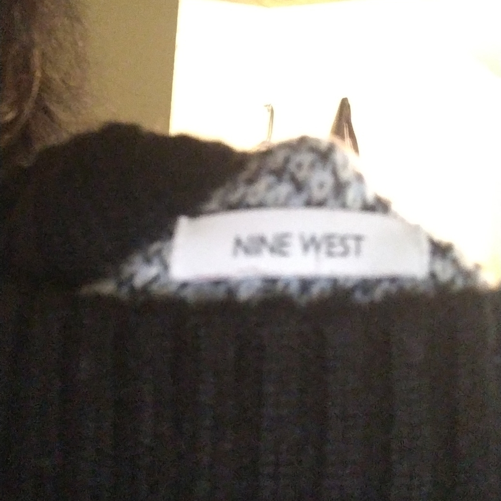 Selling nine West sweater size medium it's very warm
